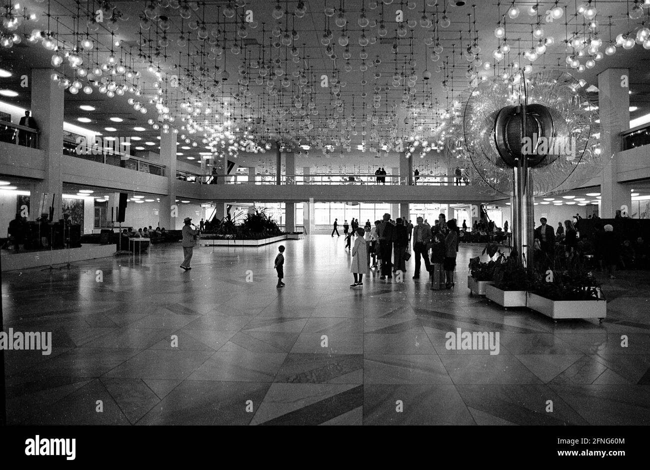 Berlin-Mitte / DDR / 5 / 1995 der Palast der Republik am Schlossplatz,  Eingangshalle. Wegen der vielen Lampen auch -Erichs Lampenladen- genannt.  Im Gebäude befand sich auch die <Volkskammer> der DDR, das