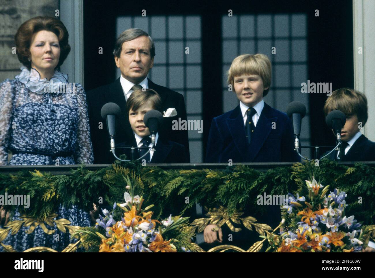 Niederlande, Amsterdam, 30.04.1980 Krönung der niederländischen Prinzessin Beatrix zur Königin Foto: Königin Beatrix, Ehemann Claus von Amsberg und die drei Söhne Prinz Willem-Alexander (* 1967), Prinz Johan Friso (1968-2013), Prinz Constantijn [automatische Übersetzung] Stockfoto