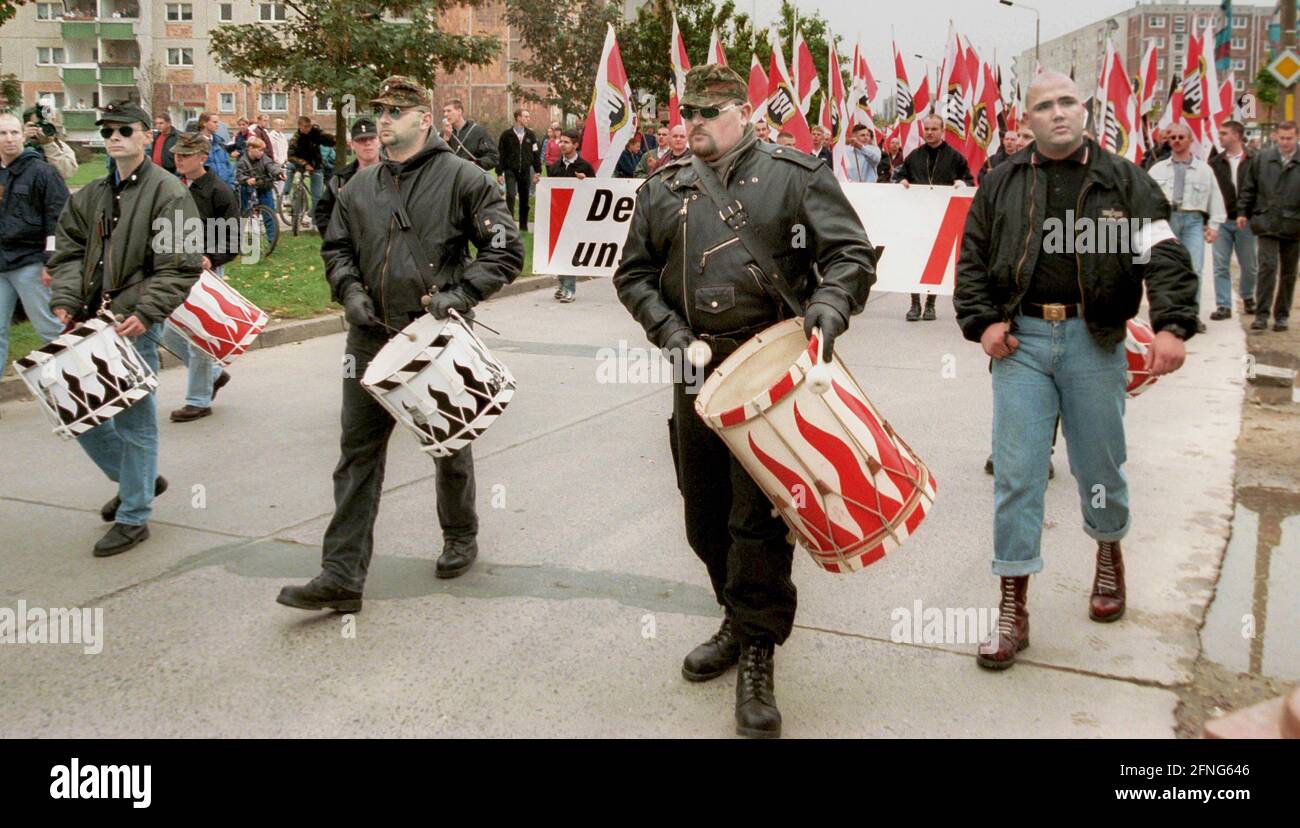 Deutschland / Rechtsgruppen / 19.9.1998 NPD-Demonstration in Rostock, Mecklenburg-Vorpommern: // National / Nazis / [automatisierte Übersetzung] Stockfoto