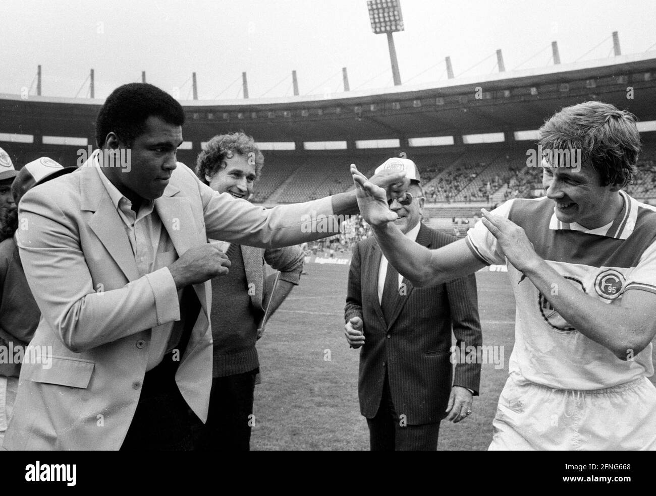 Boxlegende Muhammad Ali (Cassius Clay) besuchte das Rheinstadion in Düsseldorf anlässlich des Bundesliga-Spiels Fortuna - Eintr. Braunschweig am 15.9.1984 und forderte Atli Edvaldsson zu einem Sparringsspiel heraus. [Automatisierte Übersetzung] Stockfoto