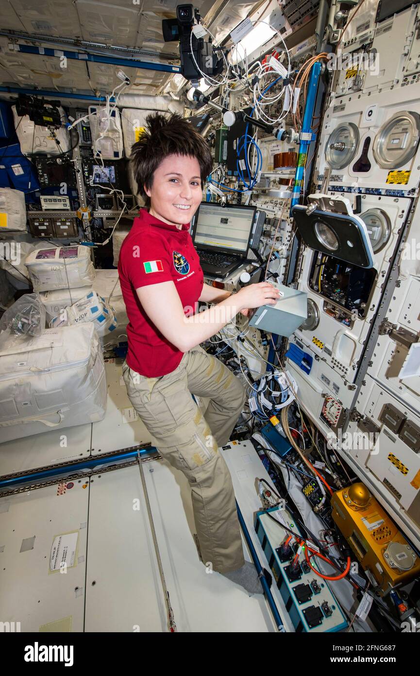 AN BORD DER INTERNATIONALEN RAUMSTATION - 12. JUNI 2015 - ESA (Europäische Weltraumorganisation) astronautin Samantha Cristoforetti bereitet das TripleLux-A-Experiment vor Stockfoto