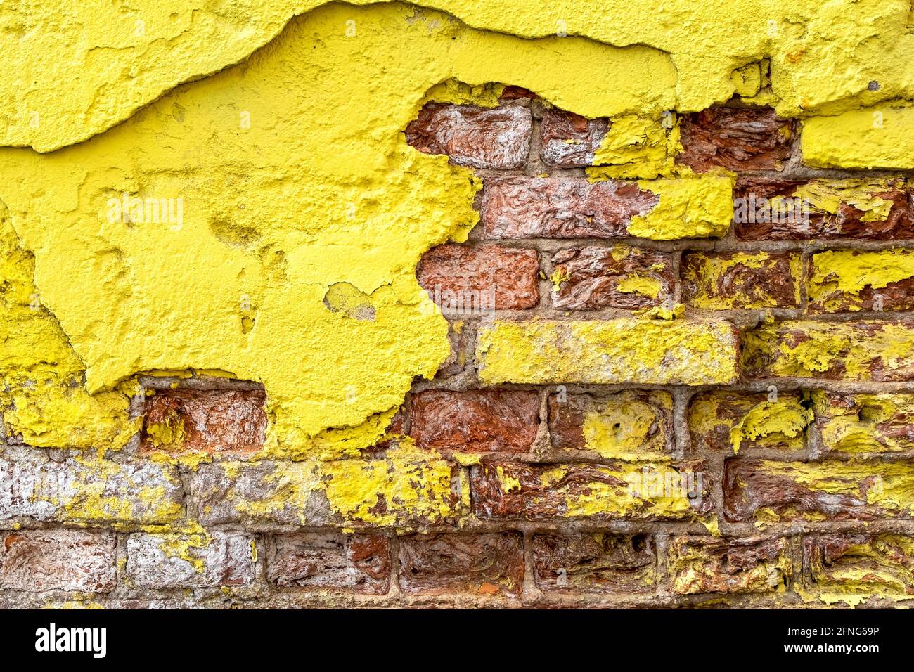 Nahaufnahme eines Fragments einer alten Wand mit hell Gelbes Mauerwerk Stockfoto