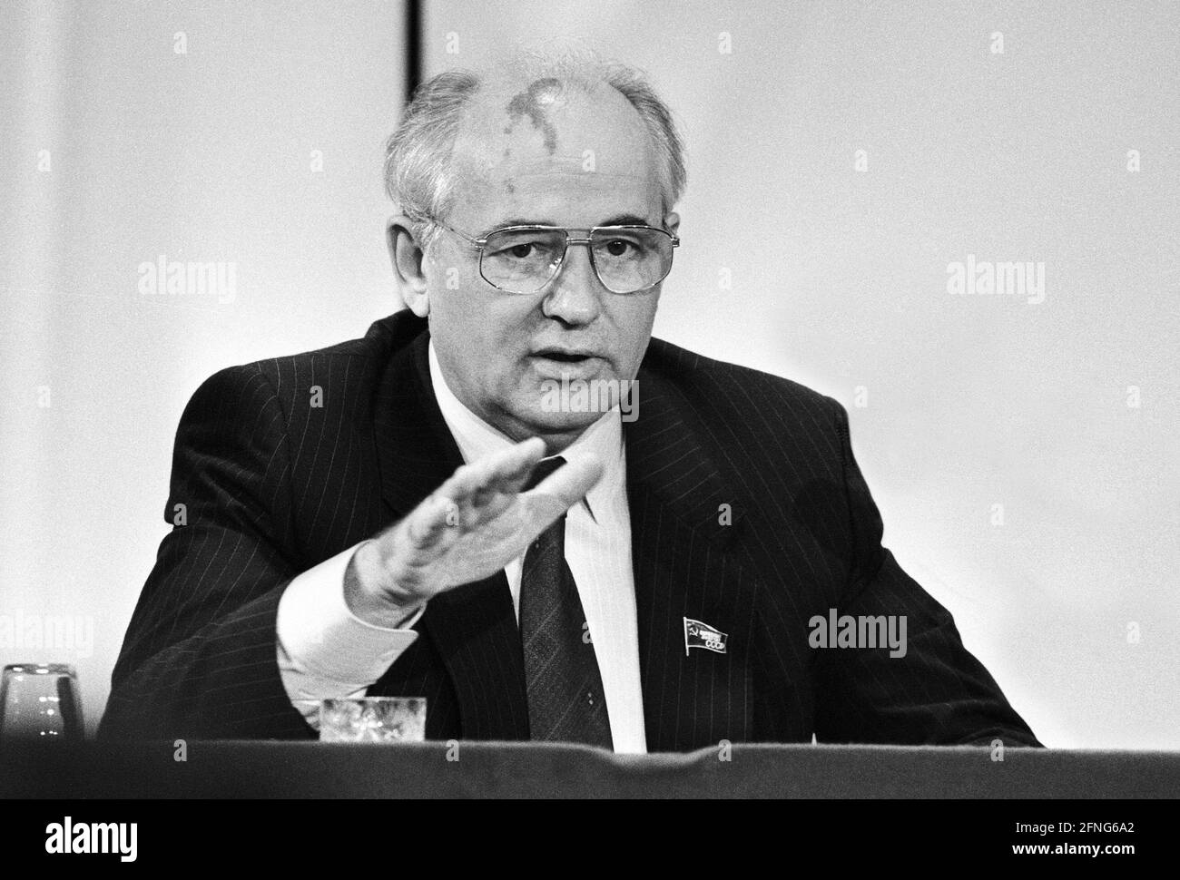 Deutschland, Dortmund, 13.06.1989. Archiv Nr.: 05-65-08 Besuch des sowjetischen Staats- und Parteichefs Gorbatschow Foto: Michail Sergejewitsch Gorbatschow bei der Firma Hoesch [automatisierte Übersetzung] Stockfoto