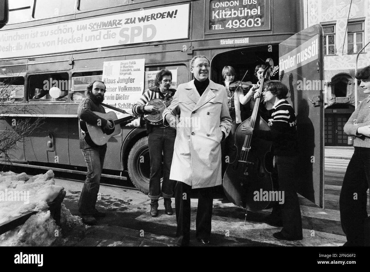 'Max von Heckel während des Straßenkampagnen zur Wahl des Münchner Bürgermeisters vor einem SPD-Wahlbus. Auf dem Bus hängt ein Schild mit der Aufschrift "München ist zu schön, um schwarz zu werden. Deshalb Max von Heckel und die SPD.'' [Automatisierte Übersetzung]' Stockfoto