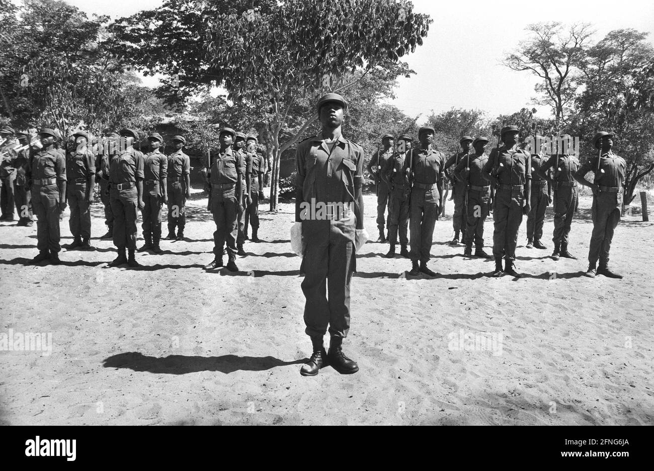 Angola, Jamba, September 1994. Archiv-Nr.: 05-09-01 die UNITA entstand als Befreiungsbewegung im Kampf gegen die portugiesische Kolonialherrschaft und fand ihre Anhänger vor allem unter den Ovimbundu im zentralen Hochland Angolas, der größten ethnischen Gruppe des Landes, zu der ihr Gründer und langjähriger Führer Jonas Savimbi gehörte. Während des Bürgerkrieges Angolas (1975-2002) war Jamba von 1976 bis 1992 Sitz des Hauptquartiers der UNITA. Foto: Militärische Ausbildung der UNITA [automatisierte Übersetzung] Stockfoto