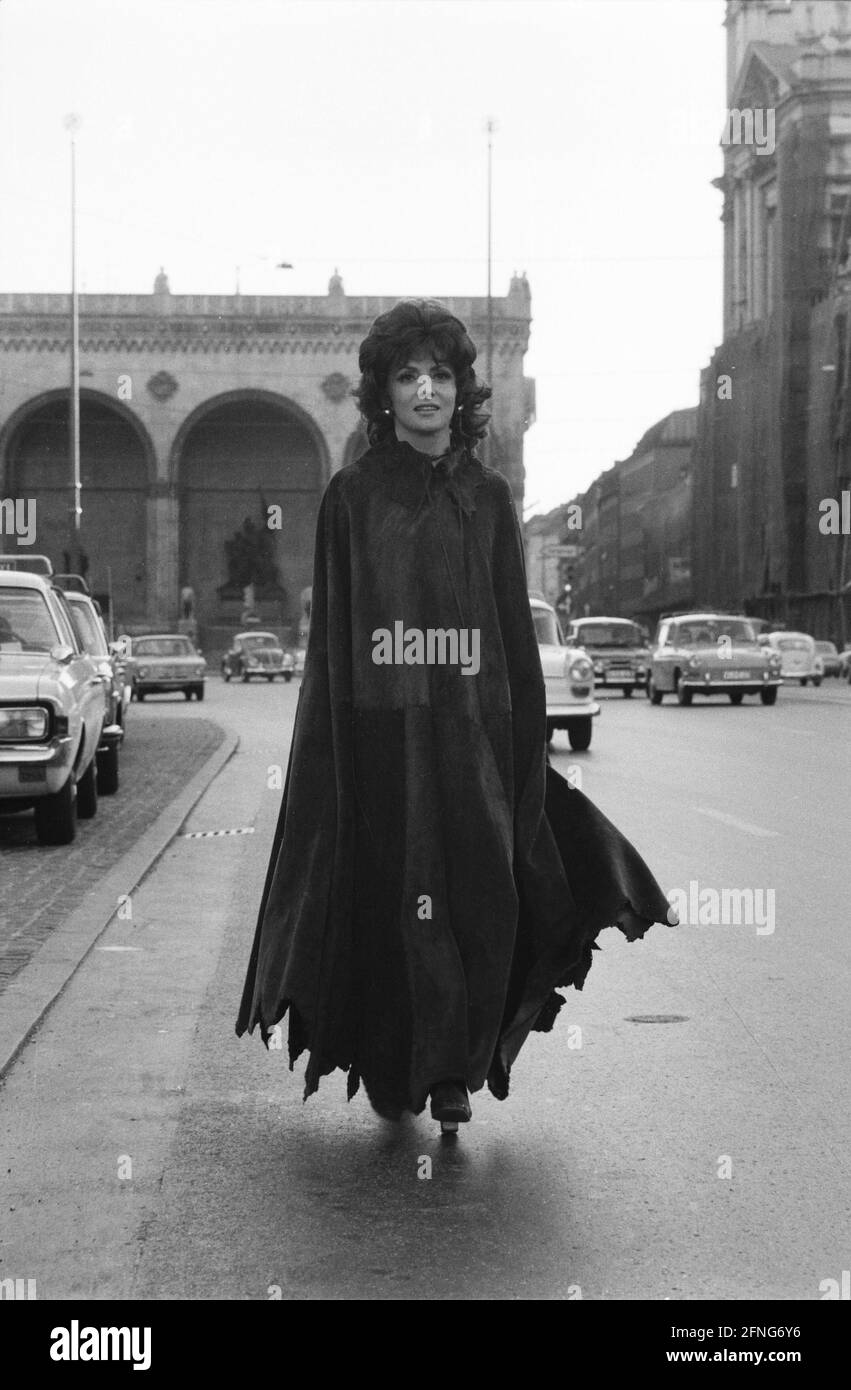 Gina Lollobrigida am Odeonsplatz. Im Hintergrund die Feldherrnhalle. [Automatisierte Übersetzung] Stockfoto