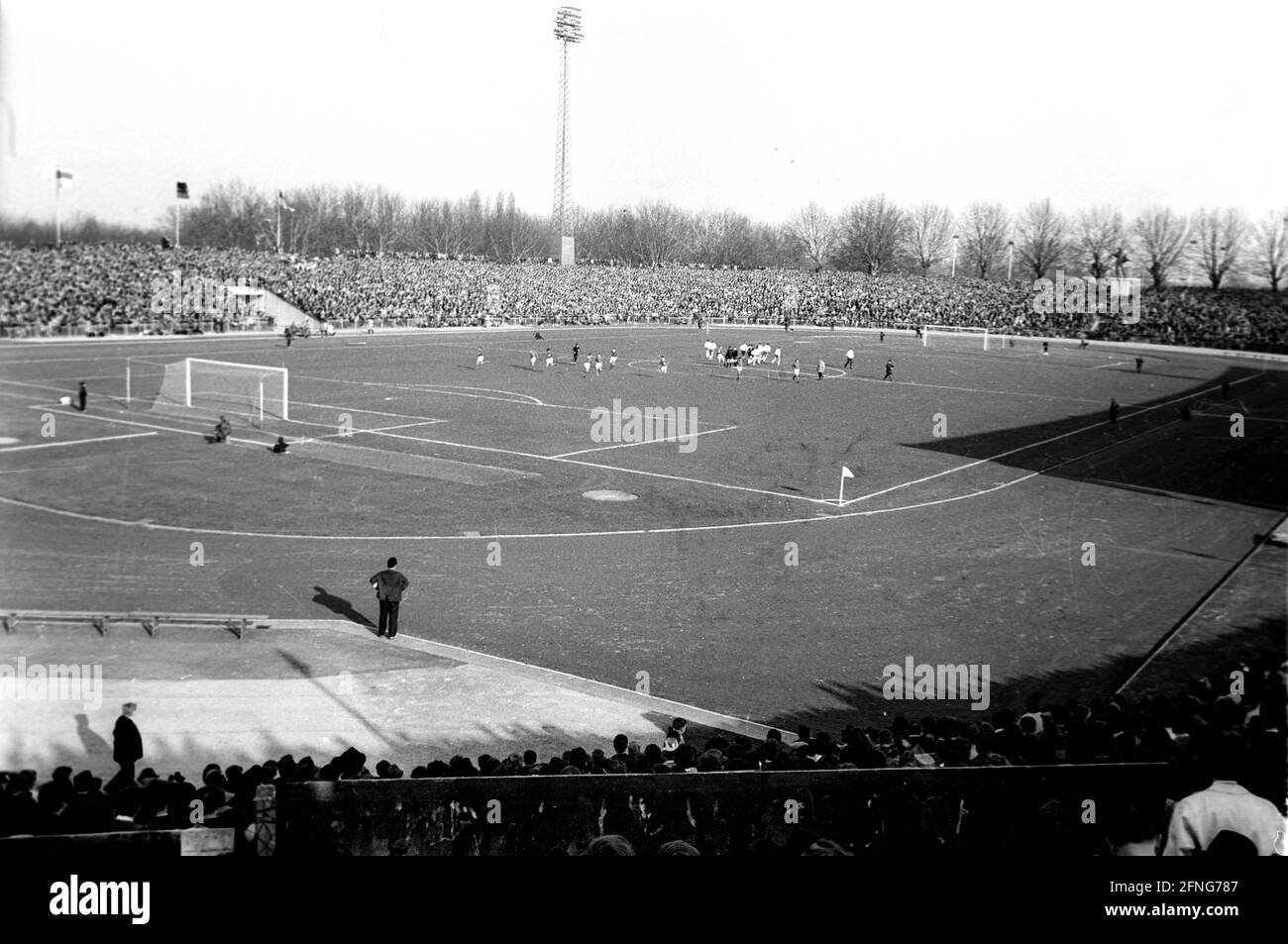 Fortuna Düsseldorf - Rheinstadion am 04.04.1969. DIE DFL-VORSCHRIFTEN VERBIETEN DIE VERWENDUNG VON FOTOS ALS BILDSEQUENZEN UND/ODER QUASI-VIDEO [AUTOMATISIERTE ÜBERSETZUNG] Stockfoto