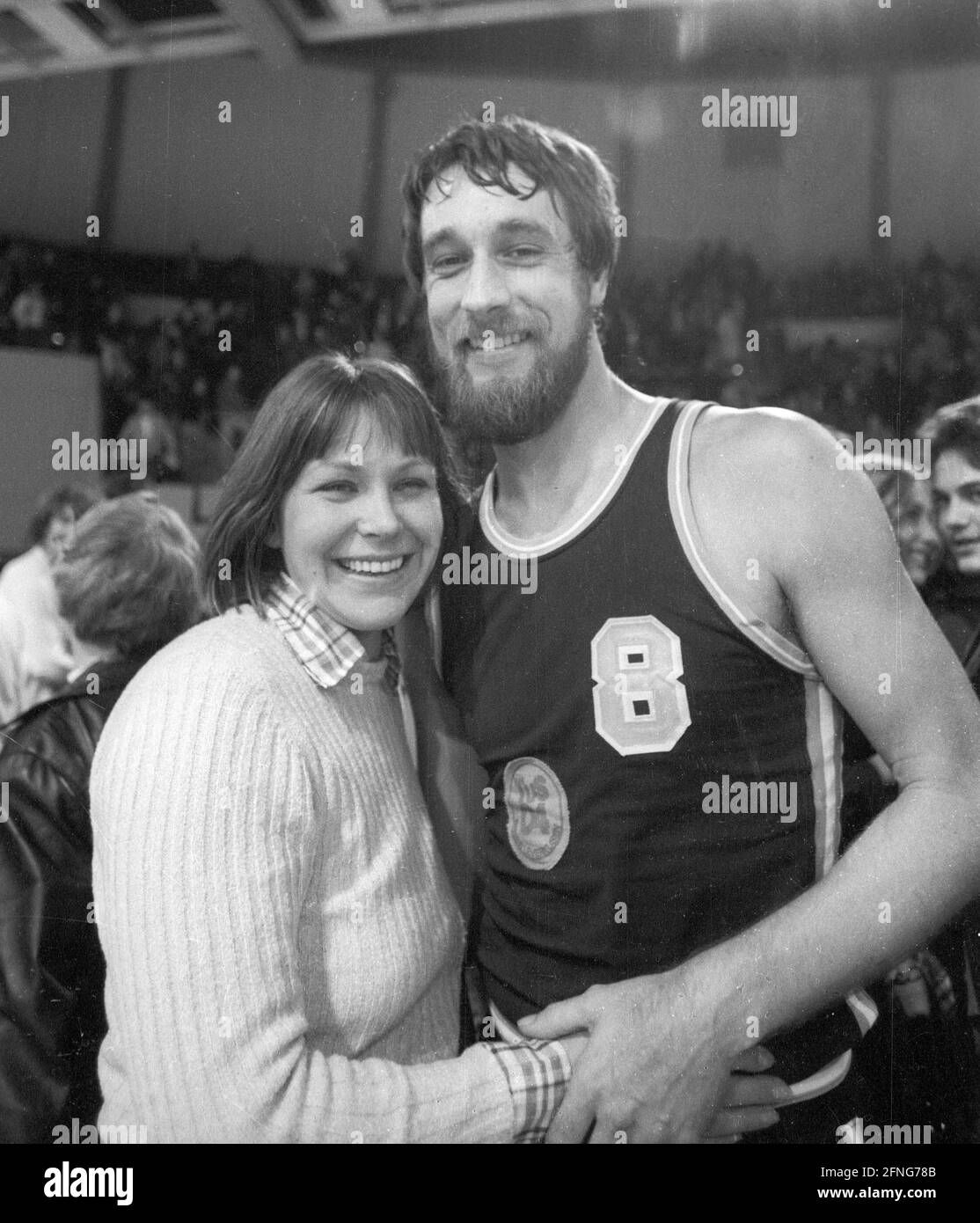 Basketball: TUS Leverkusen-Scheers Lier am 14/11/1975 (geschätzt). Heide Rosendahl, Leichtathletik-Olympiasiegerin von TuS Leverkusen, mit Ehemann John Egger, Basketballspieler im selben Verein. [Automatisierte Übersetzung] Stockfoto