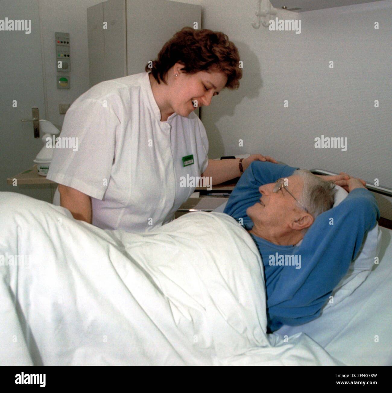 Berlin / Gesundheit / Krankenhaus / 1997 Krankenhaus Prenzlauer Berg, interne Abteilung. Patient, Krankenschwester // Alte Leute / Senioren / Frauen arbeiten / [automatisierte Übersetzung] Stockfoto