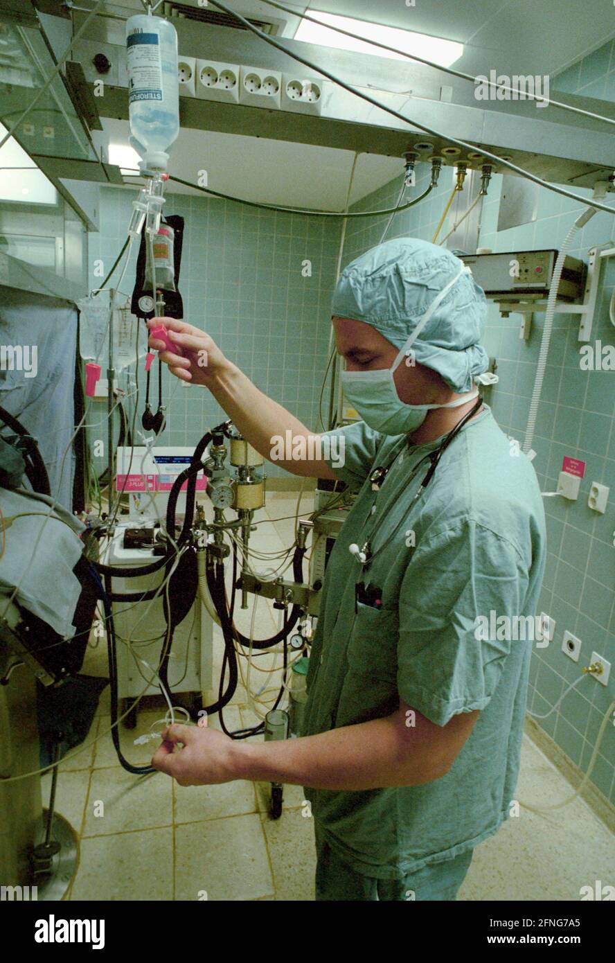 Gesundheit / Krankenhaus / Chirurgie / 1993 Klinikum-Benjamin-Franklin, Operationssaal hochsteril. Assistenzarzt kontrolliert die Bluttransfusion // Bildung / Frauenarbeit / Berufe / Arzt / [automatisierte Übersetzung] Stockfoto