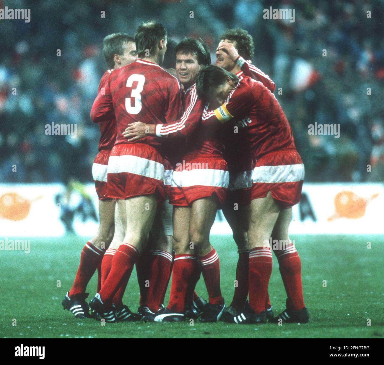 European Champion Clubs' Cup 1987/88 Viertelfinale erste Etappe: FC Bayern München - Real Madrid 3:2/02.03.1988. Bayern feiern nach dem 2:0 von Eder (versteckt). Von links: Hans-Dieter Flick (halb versteckt), Hansi Pflügler (3), Lothar Matthäus, Klaus Augenthaler (vorne) und hinter Roland Wohlfarth. [Automatisierte Übersetzung] Stockfoto