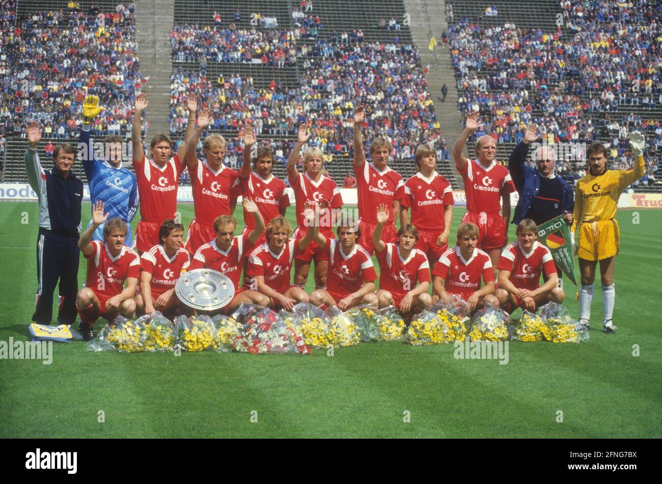 FC Bayern München Deutscher Meister 1987. Team mit Meisterschaftspokal 17.06.1987. Von links stehend: Co-Trainer Werner Olk, TW. Jean-Marie Pfaff, Klaus Augenthaler, Hansi Pflügler, Helmut Winklhofer, Norbert Nachtweih, Holger Willmer, Lars Lunde, Dieter Hoeneß, Trainer Udo Lattek und TW. Raimond Aumann. Vorne von links: Roland Wohlfarth, Lothar Matthäus, Michael Rummenigge, Andreas Brehme, Norbert Eder, Ludwig Kögl, Hans Dieter ''Hansi'' Flick und Robert Dekeyser. [Automatisierte Übersetzung]' Stockfoto