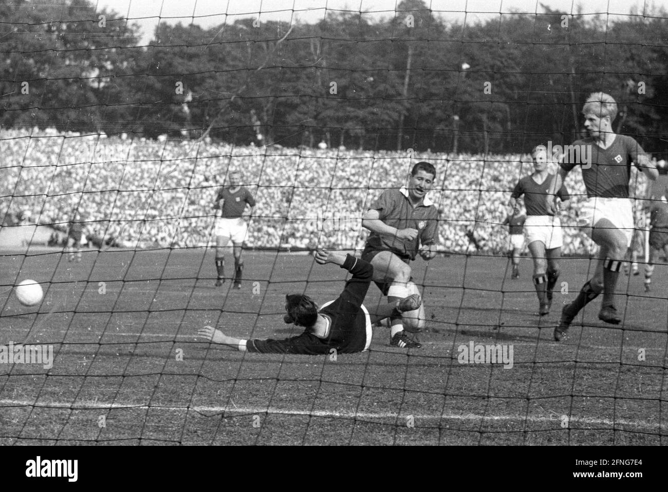 Finale 1. FC Köln-Hamburger SV 2:3/25.06.1960 Helmut Rahn (Köln) schlägt TW nicht. Schnoor. Re. Jürgen Werner (beide HSV). [Automatisierte Übersetzung] Stockfoto