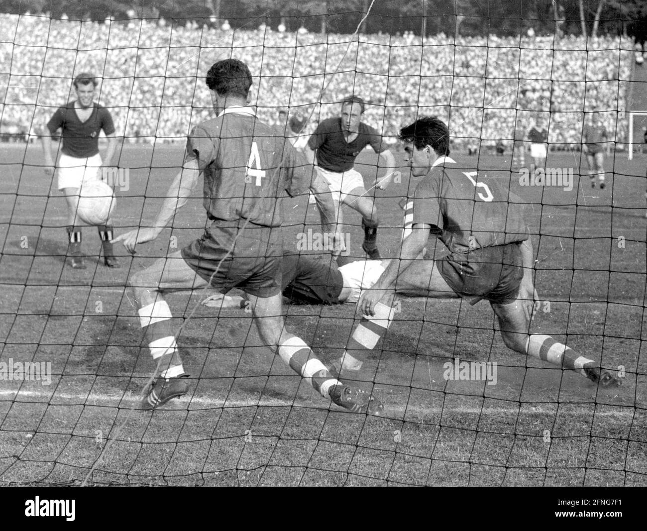 Finale 1. FC Köln-Hamburger SV 2:3 /25.06.1960 Torszene mit Uwe Seeler. 2 Kölner Spieler sparen auf der Linie. [Automatisierte Übersetzung] Stockfoto