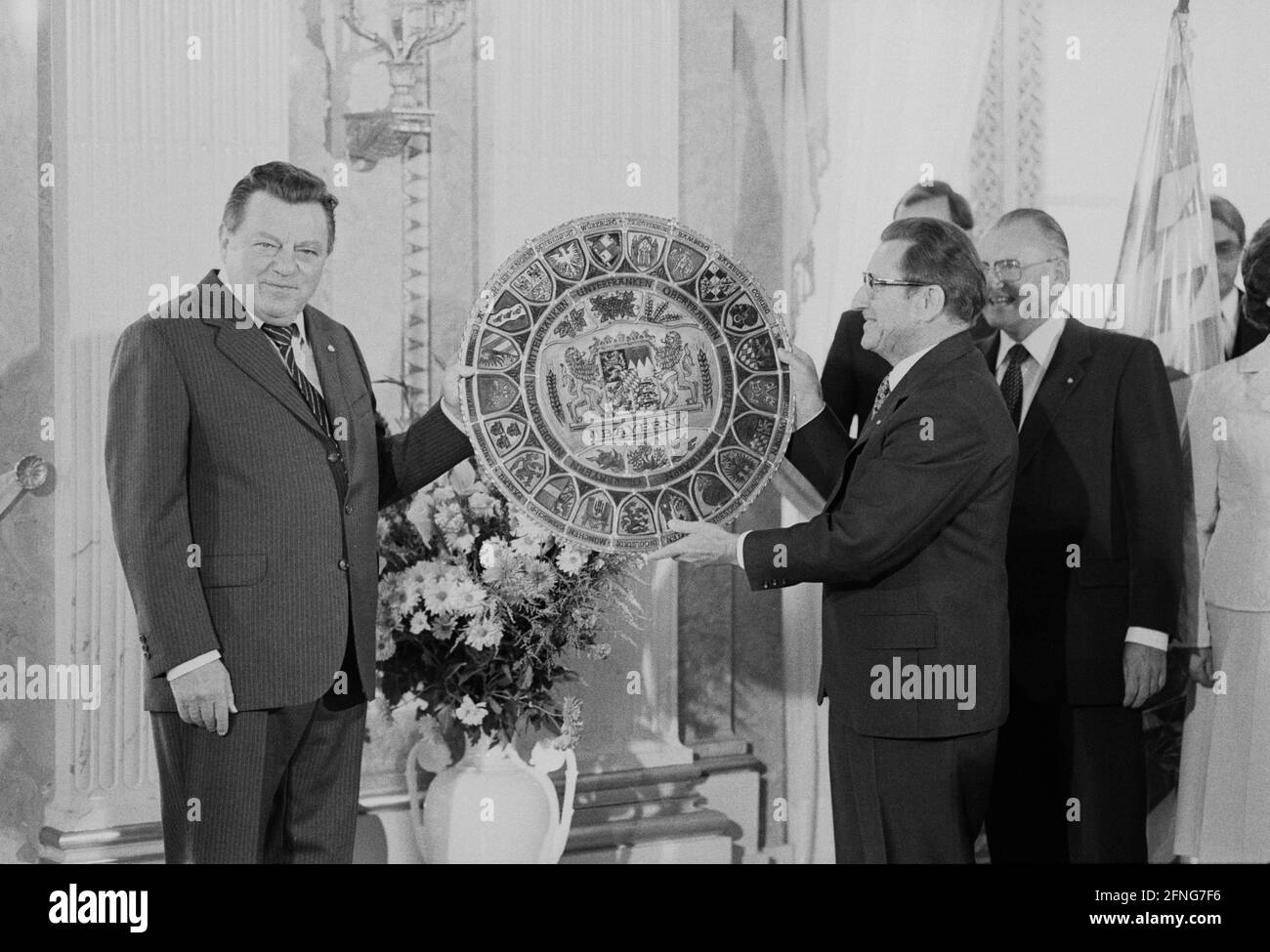 Anlässlich seines 65. Geburtstages erhält der bayerische Ministerpräsident eine große Eisenplatte mit verschiedenen Wappen am Rand und das bayerische Wappen in der Mitte. [Automatisierte Übersetzung] Stockfoto