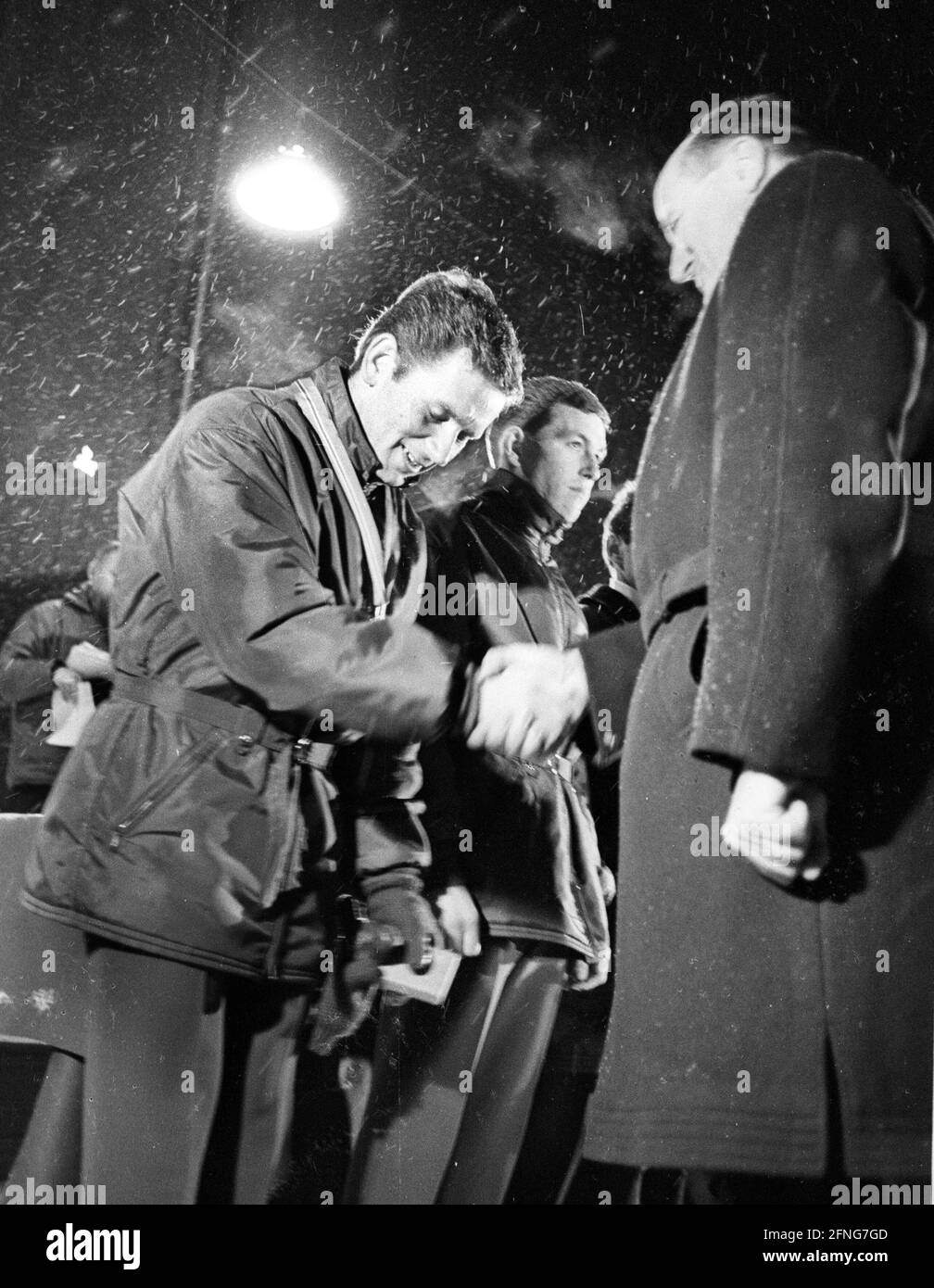 Nordische Skiweltmeisterschaften in Oslo 1966 / Georg Thoma Bei der Preisverleihung mit König Olav V. von Norwegen [Automatisierte Übersetzung] Stockfoto