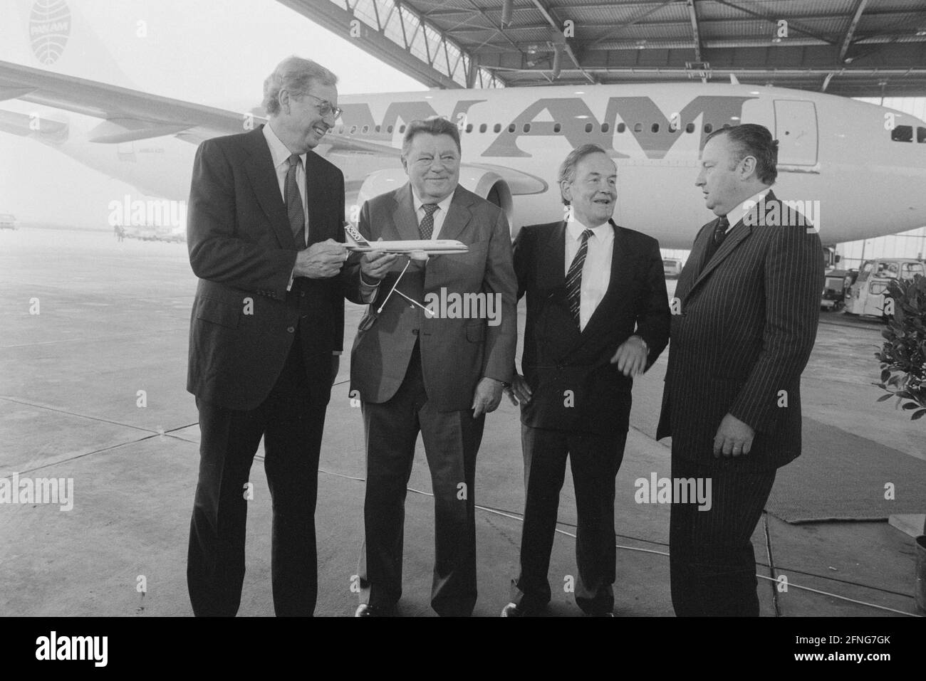 Pan am CEO C. Edward Acker, Bayerischer Ministerpräsident Franz Josef Strauß, Hans Arnt und Bernhard Lethiere (von links) bei der Übergabe des ersten Pan am Airbus A 310. [Automatisierte Übersetzung] Stockfoto