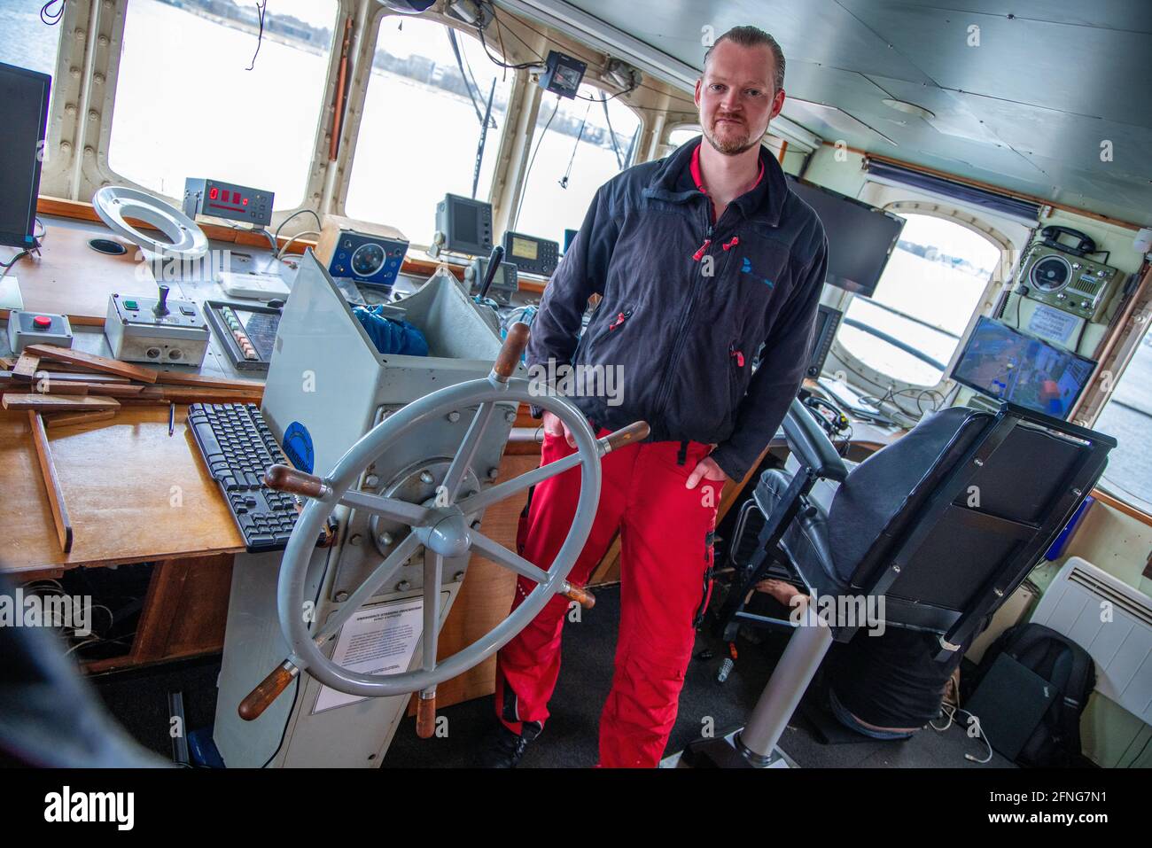 08. April 2021, Mecklenburg-Vorpommern, Rostock: Der Kapitän des Rettungsschiffs 'Sea-Eye 4', Christoph Kües, auf der Brücke des Spezialschiffes. Das Schiff wird im Rostocker Fischereihafen für den Einsatz im Mittelmeer vorbereitet. Foto: Jens Büttner/dpa-Zentralbild/dpa Stockfoto