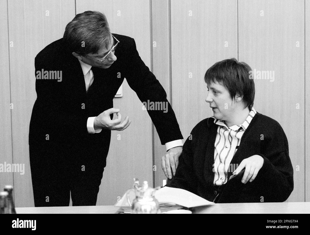 Die Bundesminister Rainer ORTLEB (FDP) und Angela MERKEL (CDU) bei einer Kabinettssitzung im Februar 1992. [Automatisierte Übersetzung] Stockfoto