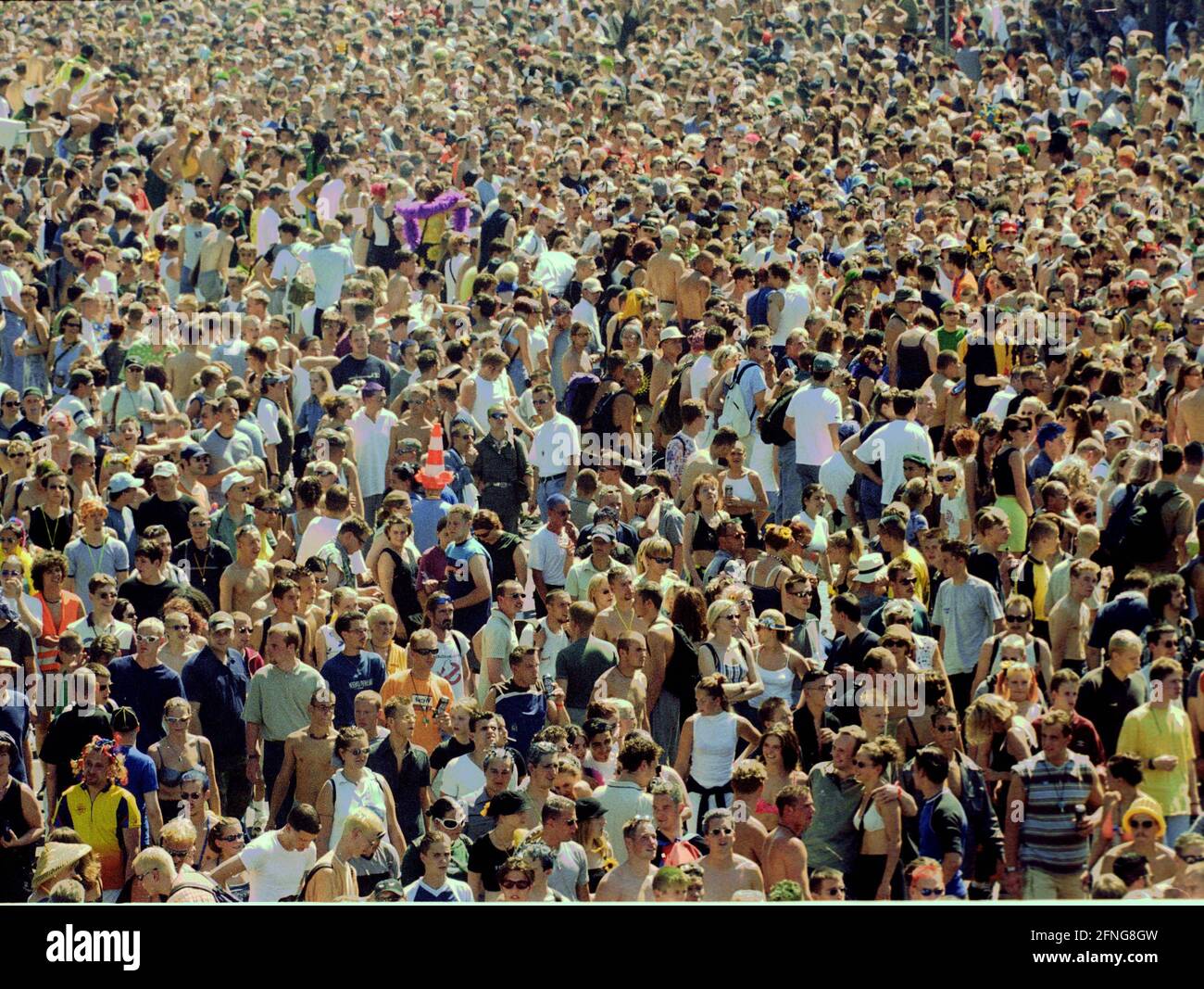 Berlin / Feste / Personen /Jugend 1999 Love Parade: Strasse des 17.Juni. Mehr als eine Million Teilnehmer. // Menge / Menschen / Freizeit / *** Local Caption *** die LP wurde seit 1989 (150 Teilnehmer) als politische Demonstration gemacht. Veranstalter waren die Techno-Tanzclubs. Im Jahr 1996 waren am 17. Juni zum ersten Mal mehr als 1 Million Teilnehmer auf der Straße, im Jahr 1999 waren es 1.5 Millionen. Zuerst waren die Teilnehmer auf Speed und Crystal, 1996 waren die meisten Alkoholtrinker (Jaegermeister), und sehr jung. Sie kamen aus ganz Europa zum Tanzen und für Stockfoto