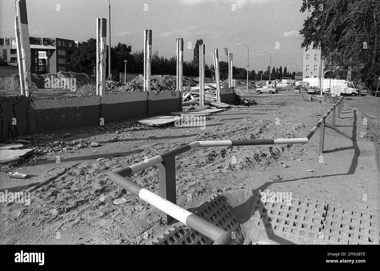 DDR, Berlin, 12.07.1990, Mauerstreifen zwischen Bernauer Straße und Rheinsberger Straße (bei Swinemünder Straße), [automatisierte Übersetzung] Stockfoto