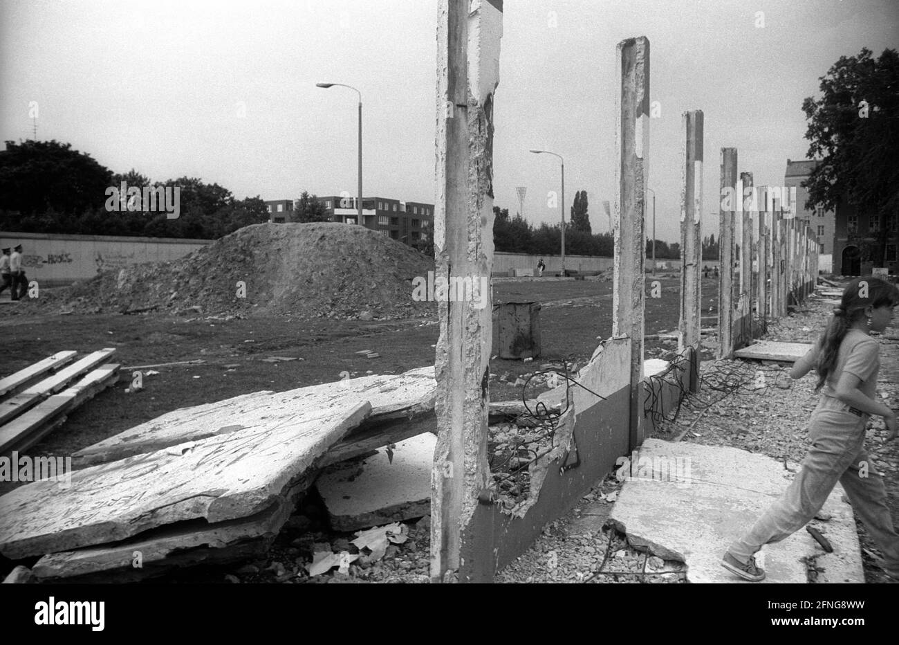 DDR, Berlin, 12.06.1990, Mauerreste in der Bernauer Straße / Ruppiner Straße, [maschinelle Übersetzung] Stockfoto