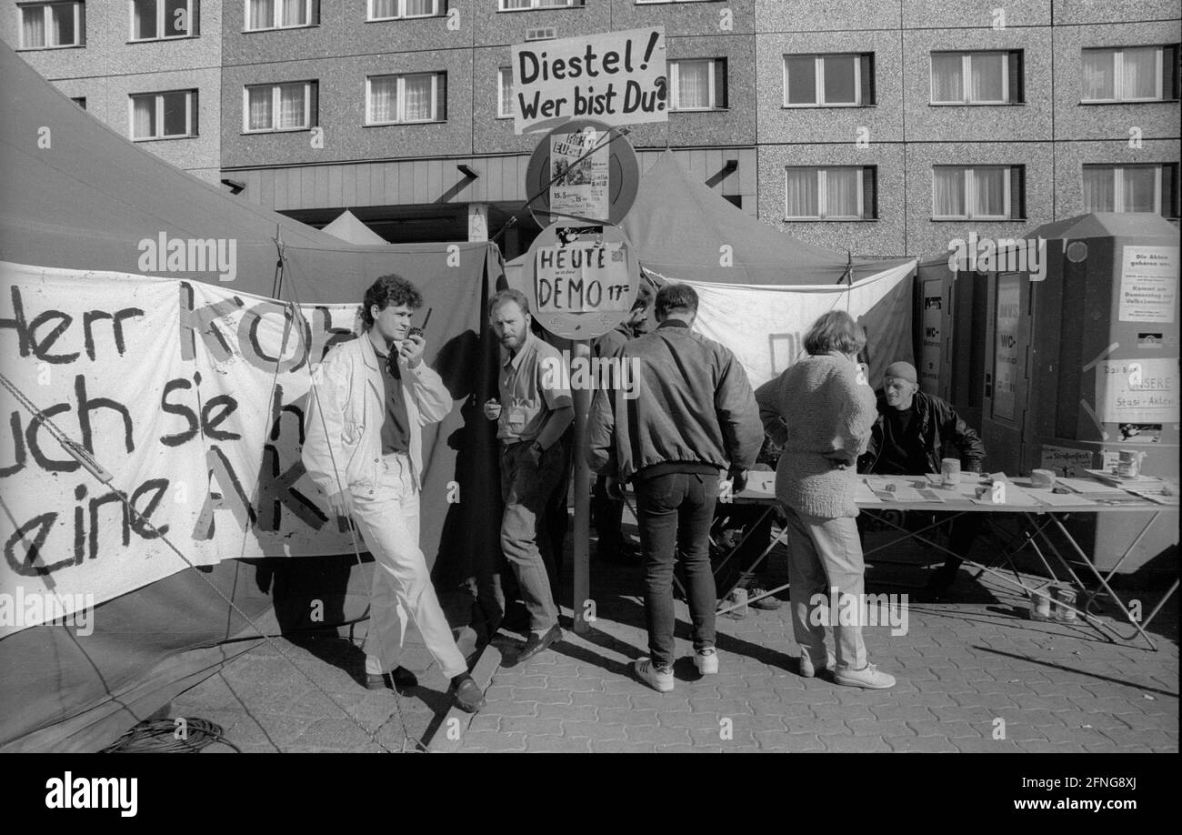 Deutschland, Berlin, 16.09.1990, Besetzung des Stasi-Hauptquartiers in der Normannenstraße, Besetzung durch Bürgerrechtler, die die Vernichtung der Akten verhindern wollen, Mahnwache, Stockfoto