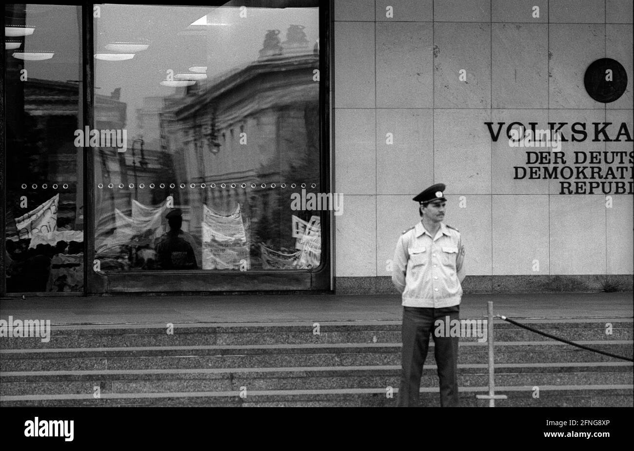 DDR, Berlin, 11.06.1990, Volkskammer der DDR im Palast der Republik, Volkspolizei, Demonstration von Mitarbeitern des Bildungssystems gegen Kürzungen, Entlassungen, [maschinelle Übersetzung] Stockfoto