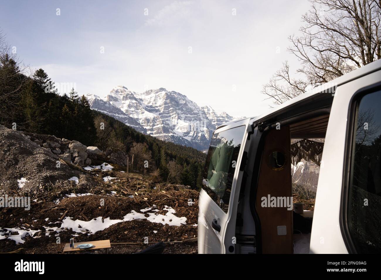 Vanlife - Leben Sie in einem schönen Bus in der Natur Umgeben von schweizer Bergen Stockfoto
