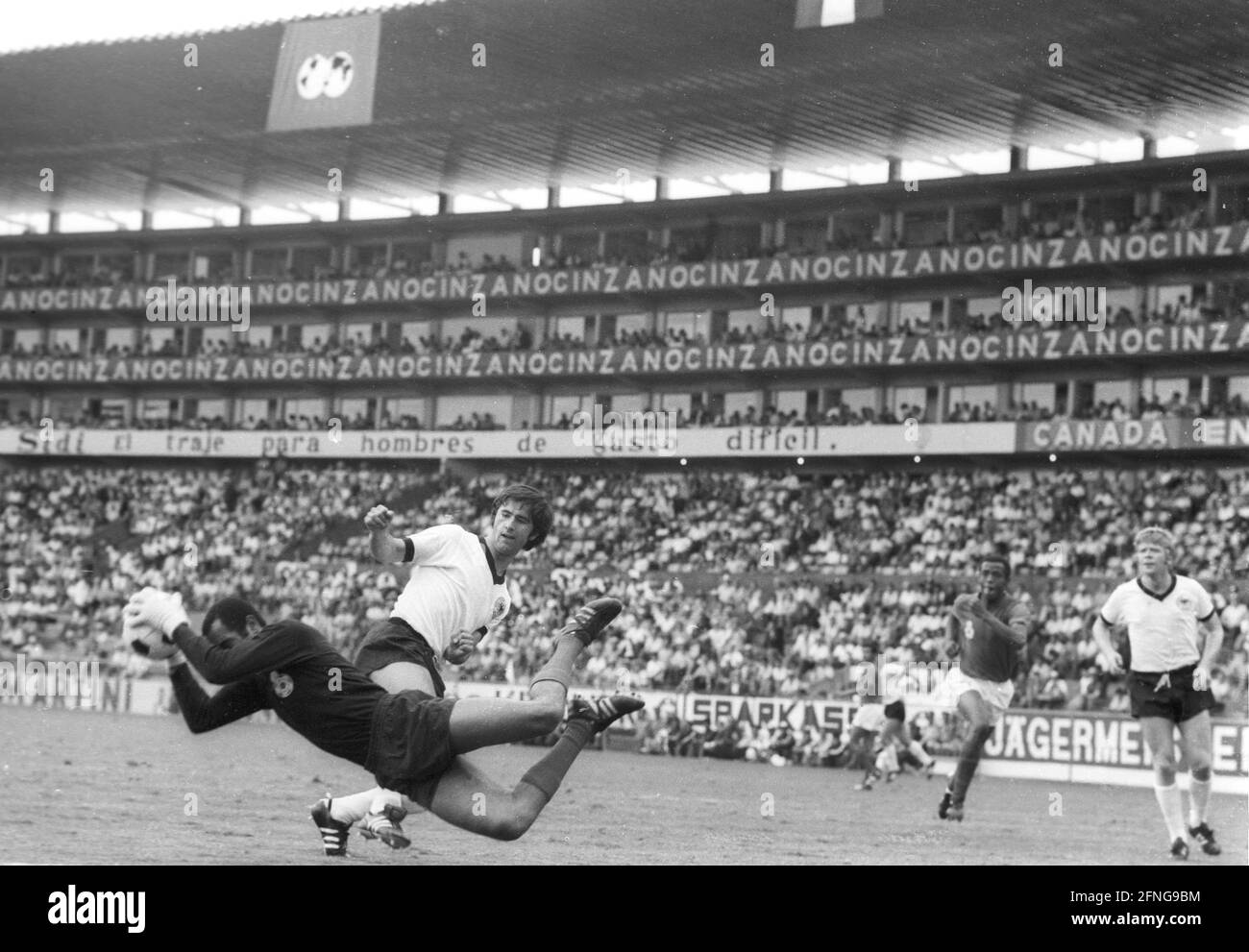WM 1970 in Mexiko: Deutschland - Marokko 2:1 / 03.06.1970 / Torhüter Allal Ben Assou (Marokko) rettet vor Gerd Müller. Ganz rechts: Helmut Haller (Deutschland). [Automatisierte Übersetzung] Stockfoto