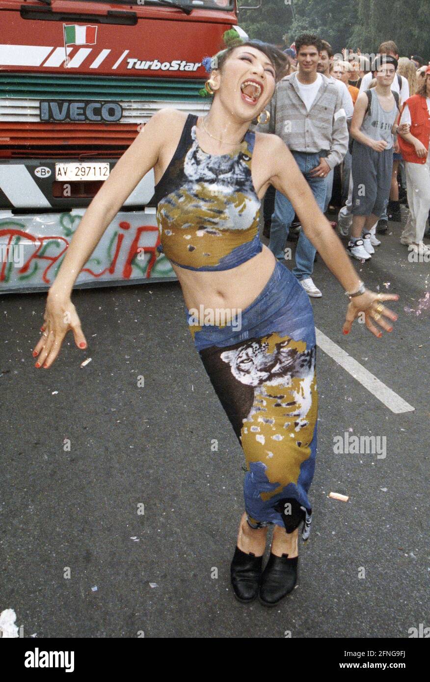 Berlin-Bezirk / Festivals / 7 / 1996 Charlottenburg: Love Parade, Strasse des 17.Juni im Tiergarten Thailändische Jugendliche, tanzende Frau // Tanz / Ausländer / Asien / Thailand / Frauen / *** Local Caption *** Berlin City / Festivals / 7 / 1996 Love Parade: Thai Woman Dancing // Thailand / Ausländer / Jugend / die LP wurde seit 1989 (150 Teilnehmer) als politische Demonstration gemacht. Veranstalter waren die Techno-Tanzclubs. Im Jahr 1996 waren am 17. Juni zum ersten Mal mehr als 1 Million Teilnehmer auf der Straße, im Jahr 1999 waren es 1.5 Millionen. Zuerst waren die Teilnehmer auf Geschwindigkeit und Stockfoto