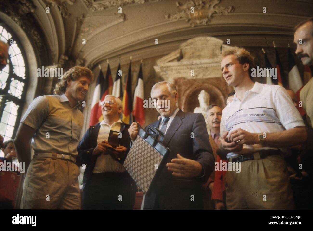 Fußball EM 1984 in Frankreich: Empfang der deutschen Nationalmannschaft in Paris 10.06.1984 (geschätzt). Links Harald ''Toni'' Schumacher und Nationaltrainer Jupp Derwall. Rechts: Karl-Heinz Rummenigge. [Automatisierte Übersetzung]' Stockfoto