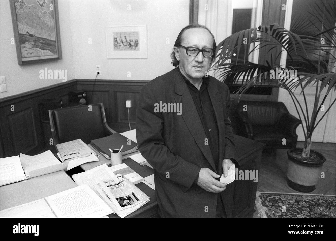 Deutschland, Berlin, 26.02.1991, Präsident der Akademie der Künste Berlin (Ost) Heiner Müller, im Gebäude am Robert-Koch-Platz, Stockfoto