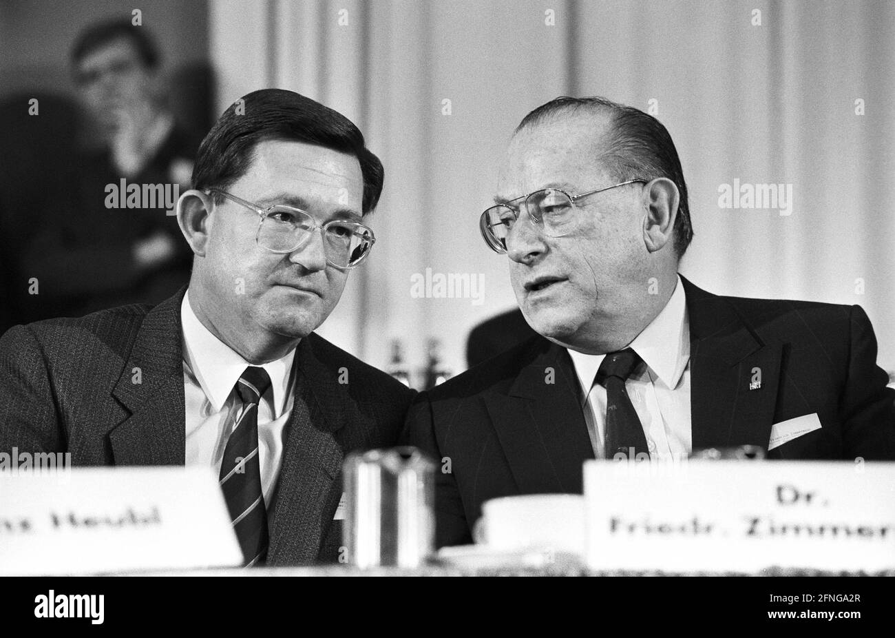 Deutschland, München, 17.11.1989. Archiv Nr.: 10-63-32 CSU-Parteikonferenz Foto: Carl-Dieter Spranger im Gespräch mit Friedrich Zimmermann [automatisierte Übersetzung] Stockfoto