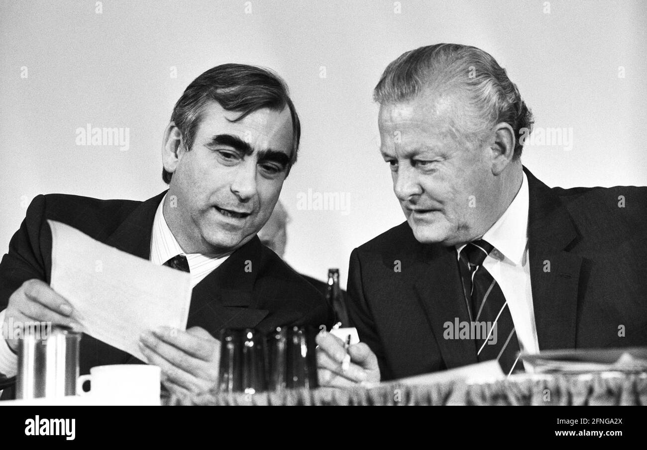 Deutschland, München, 17.11.1989. Archiv Nr.: 10-58-34 CSU-Parteikonferenz Foto: Theo Waigel, CSU-Vorsitzender und Max Streibl, Ministerpräsident Bayerns [automatisierte Übersetzung] Stockfoto