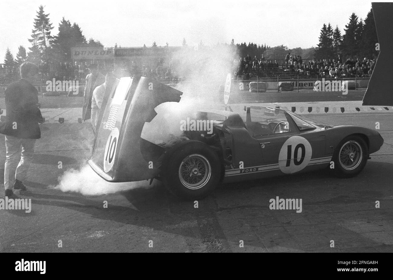 1000km-Rennen auf dem Nürburgring 23.05.1965. Motorenbrand auf einem Ford GT 40 Roadster von Richard Attwood und John Whitmore (GB) Stockfoto