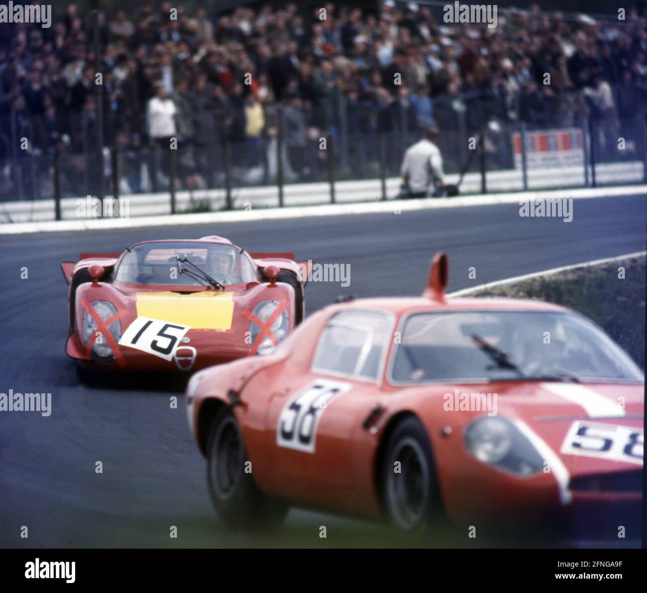 1000km-Rennen auf dem Nürburgring 19.05.1968. 15= Alfa Romeo T33/2 von Herbert Schultze und Nino Vaccarella [automatisierte Übersetzung] Stockfoto