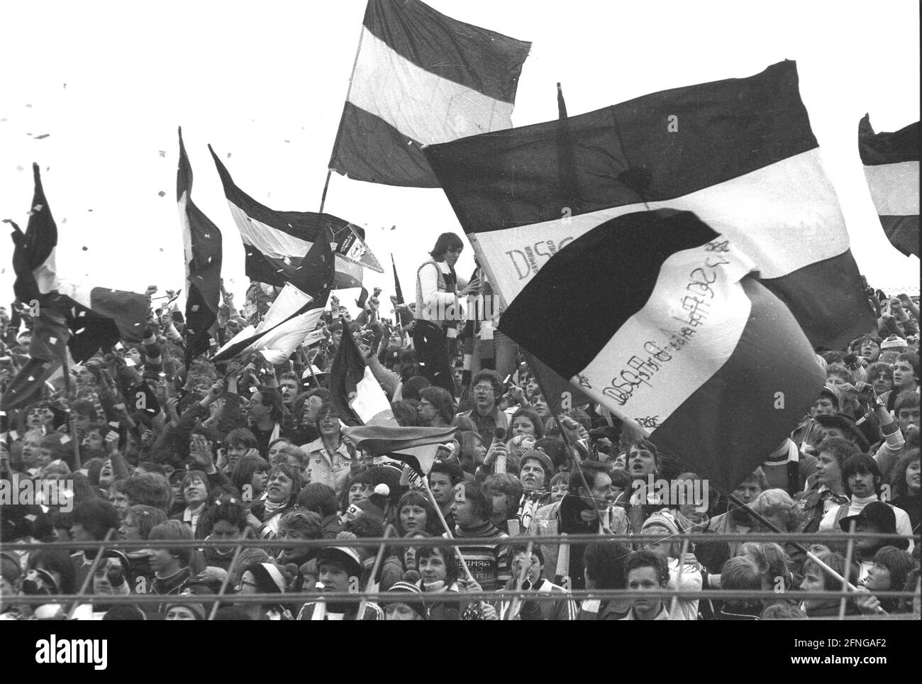 Arminia Bielefeld - Hannover 96 2:0 / 15.03.1980 / Arminia Fans mit Flaggen die DFL-VORSCHRIFTEN VERBIETEN DIE VERWENDUNG VON FOTOS ALS BILDSEQUENZEN UND/ODER QUASI-VIDEO [AUTOMATISIERTE ÜBERSETZUNG] Stockfoto