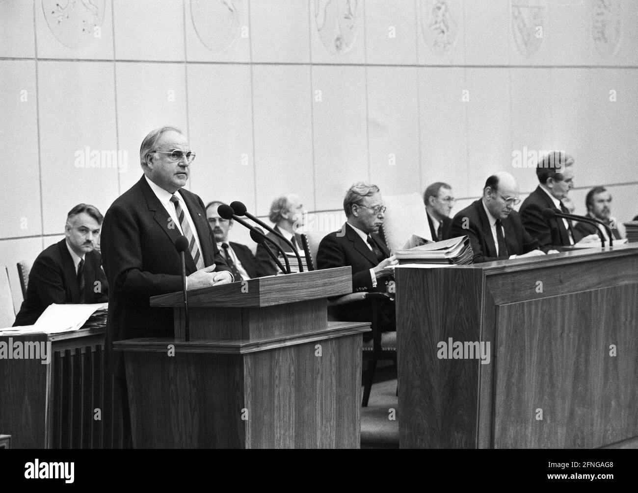 Deutschland, Bonn, 21.12.1989. Archiv-Nr.: 11-82-34 Foto: Bundeskanzler Helmut Kohl im Bundesrat Stockfoto