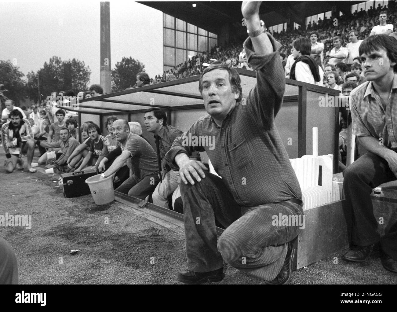 2. Aktionsspiel Rot Weiß Essen- Karlsruher SC 3:1 /13.06.1980/ KSC stieg dank 5:1 im 1. Spiel weiter auf / Trainer Manfred Kraft (KSC) vor der Bank [Automatisierte Übersetzung] Stockfoto