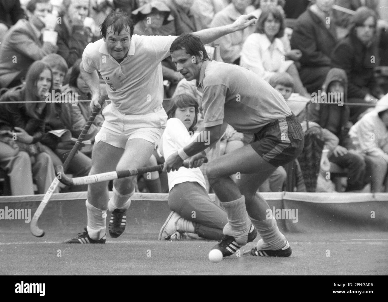 Endspiel zur Deutschen Meisterschaft im Herren-Hockey. Rot-Weiß Köln - Rüsselsheimer RK 3:1 N.V. am 29.06.1974 in Köln. Torszene vor dem Tor von Rüsselsheim. [Automatisierte Übersetzung] Stockfoto
