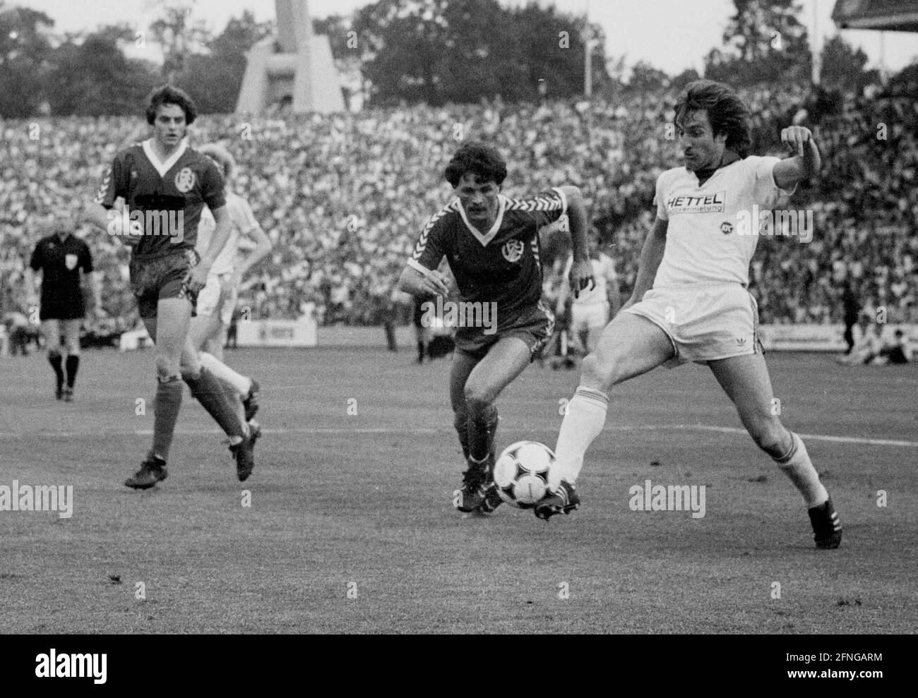 1. Aufstiegsspiel Karlsruher SC - Rot-Weiss Essen 5:1 /06.06.1980 / Raimund Krauth (KSC/RE.) vor Ueban Klausmann (RWE). Links: Herget (RWE) schaut auf [automatisierte Übersetzung] Stockfoto