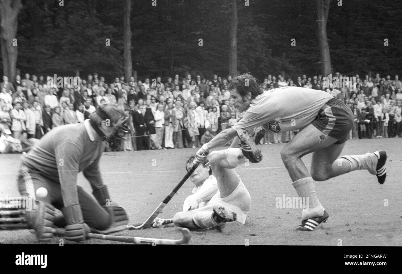 Endspiel zur Deutschen Meisterschaft im Herren-Hockey. Rot-Weiß Köln - Rüsselsheimer RK 3:1 N.V. am 29.06.1974 in Köln. Torszene vor dem Tor von Rüsselsheim. [Automatisierte Übersetzung] Stockfoto