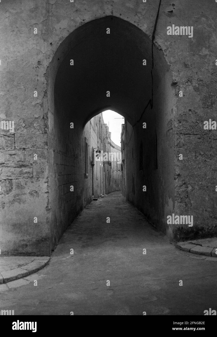 Malta, Mdina, 12/06/1989 Archive #: 11-47-05 Malta ist eine Inselgruppe im Mittelmeer zwischen Sizilien und der Küste Nordafrikas. Der Staat ist bekannt für seine historischen Stätten, die Zeugen von aufeinanderfolgenden Eroberungen durch die Römer, Mauren, Ritter von St. John, Französisch und Großbritannien sind. Malta ist die Heimat zahlreicher Festungen und megalithischer Tempel. Foto: Blick auf die Altstadt [maschinelle Übersetzung] Stockfoto