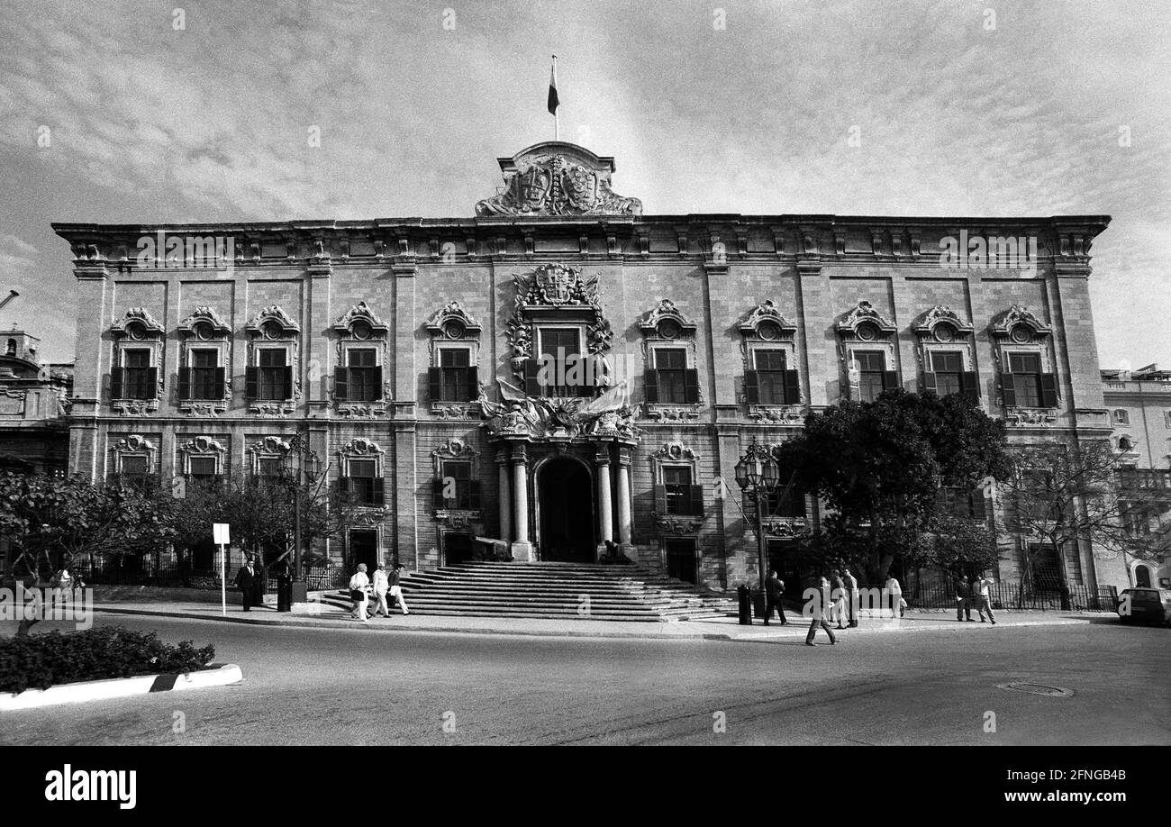 Malta, Valletta, 1989-12-08 Archive NO: 11-40-30 Malta ist eine Inselgruppe im Mittelmeer zwischen Sizilien und der Küste Nordafrikas. Der Staat ist bekannt für seine historischen Stätten, die Zeugen von aufeinanderfolgenden Eroberungen durch die Römer, Mauren, Ritter von St. John, Französisch und Großbritannien sind. Malta beherbergt zahlreiche Festungen und megalithische Tempel. Foto: Die Auberge de Castille (maltesisch: BER?a ta 'Kastilja), die heute das Amt des maltesischen Ministerpräsidenten beherbergt. [Automatisierte Übersetzung] Stockfoto