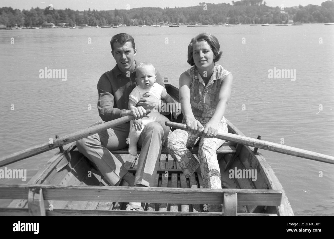 Franz Beckenbauer mit Frau Brigitte und Sohn Michael 1967 am Wörthersee im Ruderboot 01.07.1967 (geschätzt). Copyright nur für journalistische Zwecke ! [Automatisierte Übersetzung] Stockfoto
