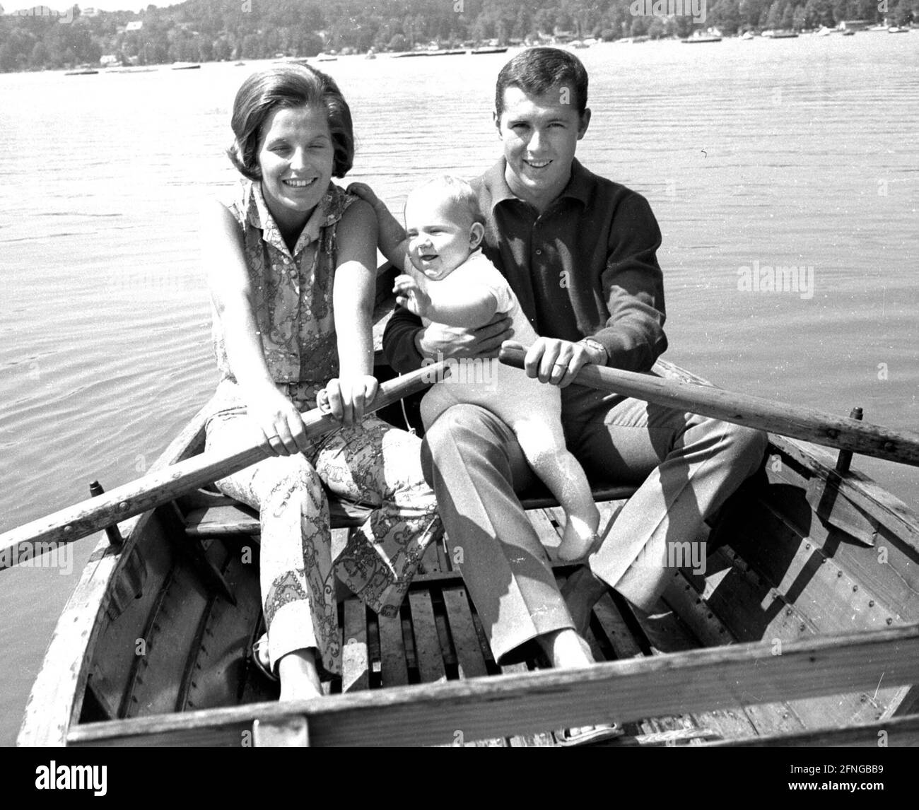 Franz Beckenbauer mit Frau Brigitte und Sohn Michael 1967 am Wörthersee im Ruderboot 01.07.1967 (geschätzt). Copyright nur für journalistische Zwecke ! [Automatisierte Übersetzung] Stockfoto