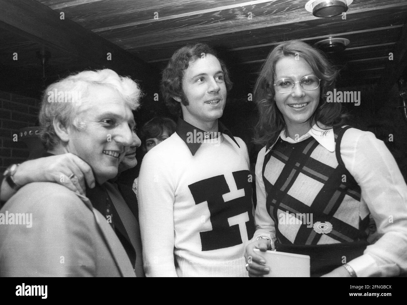 Heide Rosendahls Debüt in München 31.10.1973. Von links: Martin Lauer, Franz Beckenbauer und Heide Rosendahl. [Automatisierte Übersetzung] Stockfoto