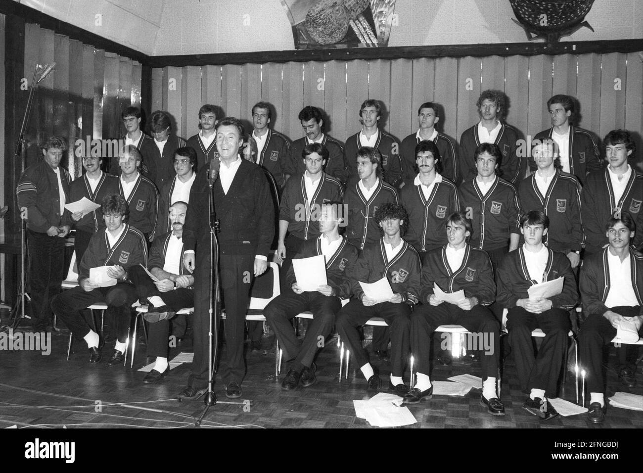 Rekord der deutschen Fußballnationalmannschaft für den WM-Song 1986 mit Peter Alexander 01.12.1985. [Automatisierte Übersetzung] Stockfoto
