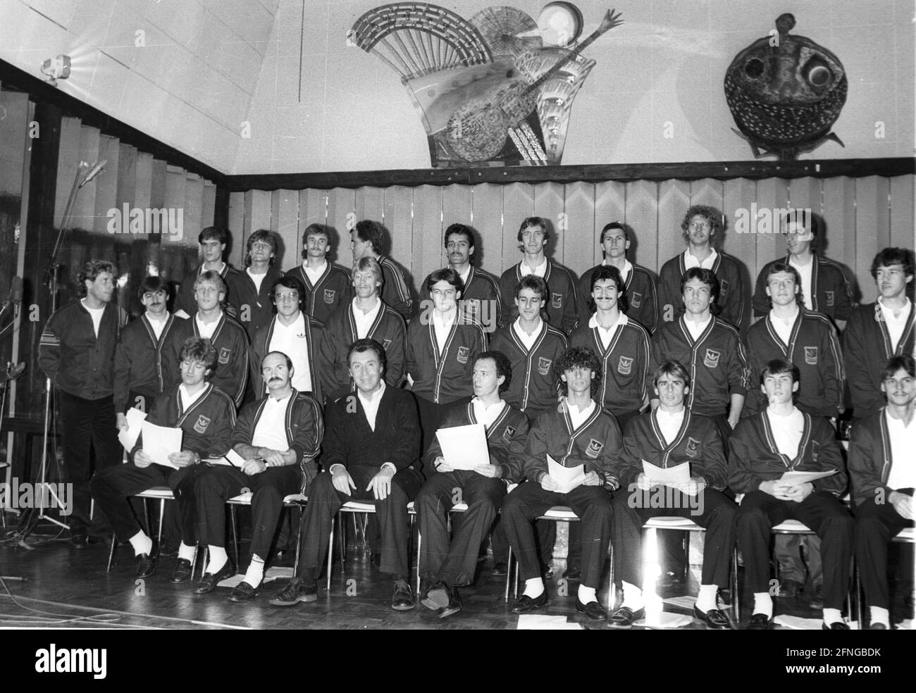 Rekord der deutschen Fußballnationalmannschaft für den WM-Song 1986 mit Peter Alexander 01.12.1985. [Automatisierte Übersetzung] Stockfoto